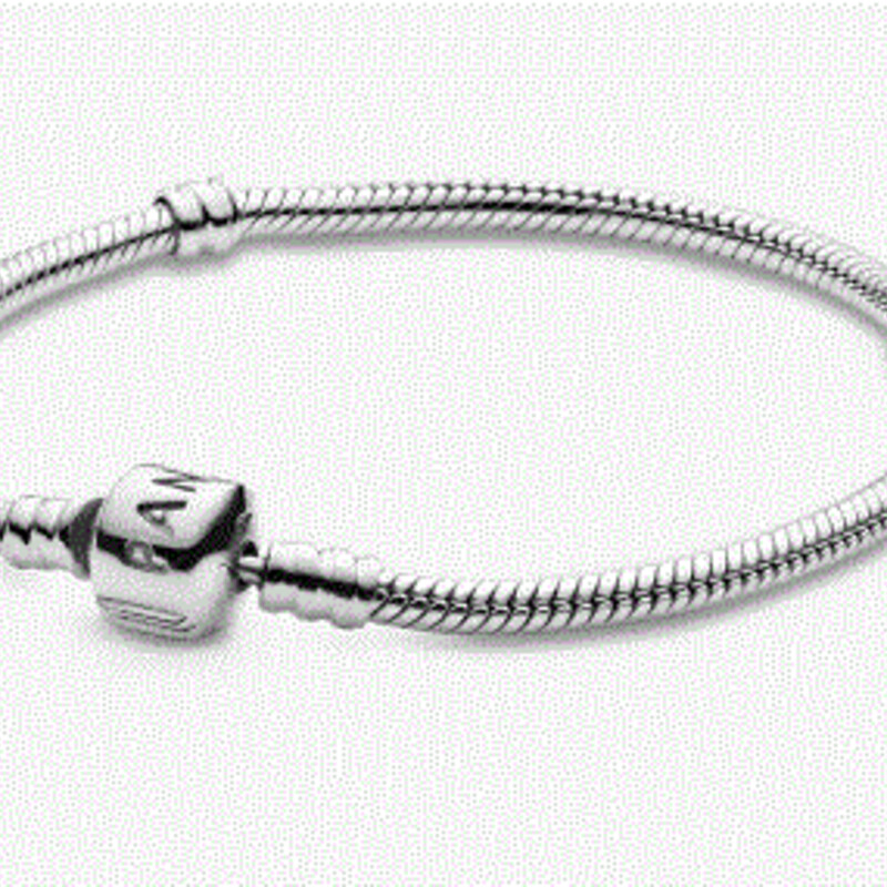 925 Pandora Snake Chain Bracelet
Silver Size: 9L
Retails: $65.00