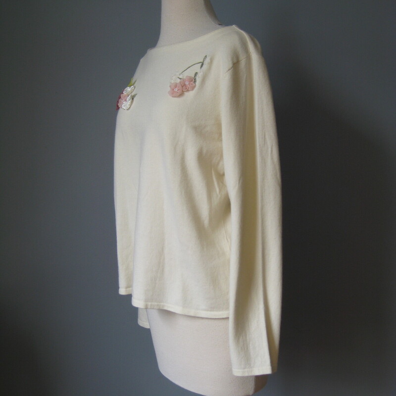 Vtg Irene Flower, Cream, Size: Large<br />
<br />
Super Femme soft white sweater decorated with little fabric flowers and beads<br />
52% Ramie, 28% Rayon, 20% Nylon<br />
by Irene's Closet<br />
Marked size Large<br />
flat measurements:<br />
<br />
armpit to armpit: 20.25<br />
width at hem, unstretched: 22.25<br />
length: 21.5<br />
<br />
thanks for looking!<br />
#56732