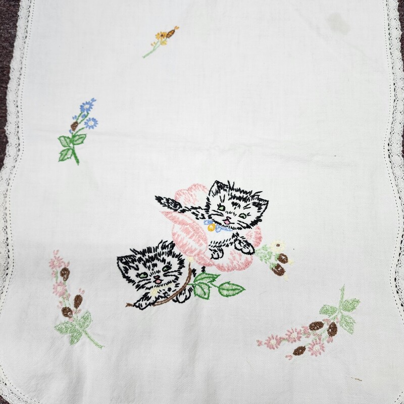 Embroidered Runner, White, Size: Kittens!