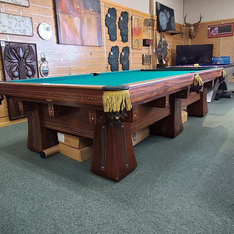 POOL TABLE WITH ACCESSORI