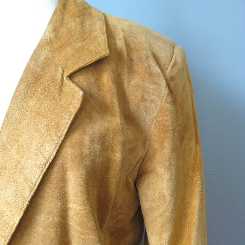 VTG JRT Suede, Tan, Size: 10

Simply tan suede blazer by JRT
1980s made in Korea
Notched collar fully lined
Working welt pockets and big shoulder pads under the lining
Single button

A good layer in a classic easy color

good condition, broken in with a bit of wear and faint dark areas
It's marked size 10


Interior flat measurements:
shoulder to shoulder: 16
armpit to armpit: 20.5
waist: 20.5
length: 29
underarm sleeve seam: 15.5

thanks for looking!
#51633