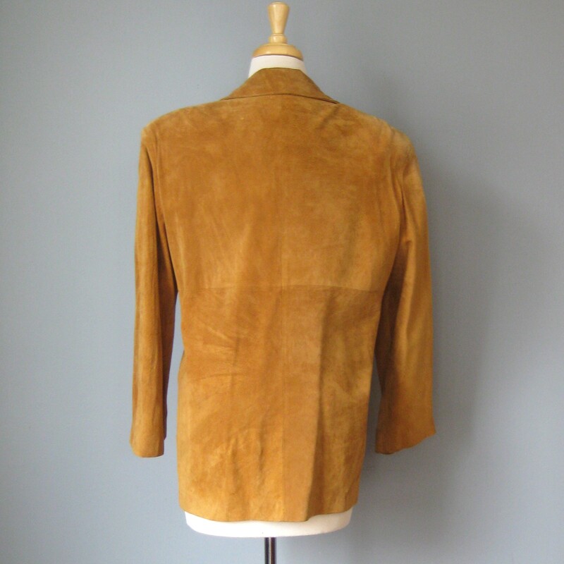 VTG JRT Suede, Tan, Size: 10<br />
<br />
Simply tan suede blazer by JRT<br />
1980s made in Korea<br />
Notched collar fully lined<br />
Working welt pockets and big shoulder pads under the lining<br />
Single button<br />
<br />
A good layer in a classic easy color<br />
<br />
good condition, broken in with a bit of wear and faint dark areas<br />
It's marked size 10<br />
<br />
<br />
Interior flat measurements:<br />
shoulder to shoulder: 16<br />
armpit to armpit: 20.5<br />
waist: 20.5<br />
length: 29<br />
underarm sleeve seam: 15.5<br />
<br />
thanks for looking!<br />
#51633