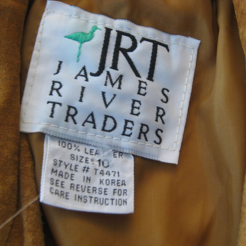 VTG JRT Suede, Tan, Size: 10<br />
<br />
Simply tan suede blazer by JRT<br />
1980s made in Korea<br />
Notched collar fully lined<br />
Working welt pockets and big shoulder pads under the lining<br />
Single button<br />
<br />
A good layer in a classic easy color<br />
<br />
good condition, broken in with a bit of wear and faint dark areas<br />
It's marked size 10<br />
<br />
<br />
Interior flat measurements:<br />
shoulder to shoulder: 16<br />
armpit to armpit: 20.5<br />
waist: 20.5<br />
length: 29<br />
underarm sleeve seam: 15.5<br />
<br />
thanks for looking!<br />
#51633