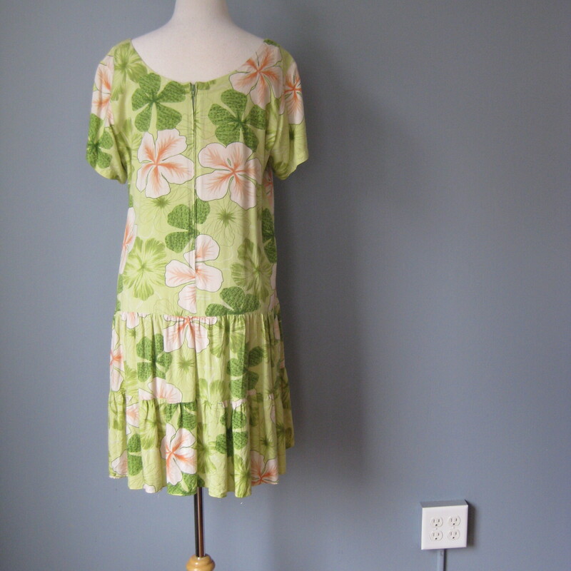 Young Hawaii Floral Shift, Green, Size: Large<br />
<br />
Cute and comfy floral dress by Young Hawaii by Iolani.<br />
Pale green with big green and pale peach flowers.<br />
Short sleeves<br />
no closures, no fabric id tags, it's a stable flat woven possibly rayon.<br />
Marked size L, but please use the flat measurements below as your ultimate guide:<br />
shoulder to shoulder: 17.25<br />
armpit to armpit: 21.75<br />
waist: free<br />
Hip: free<br />
Length: 36.5<br />
<br />
Thank you for looking.<br />
#47662