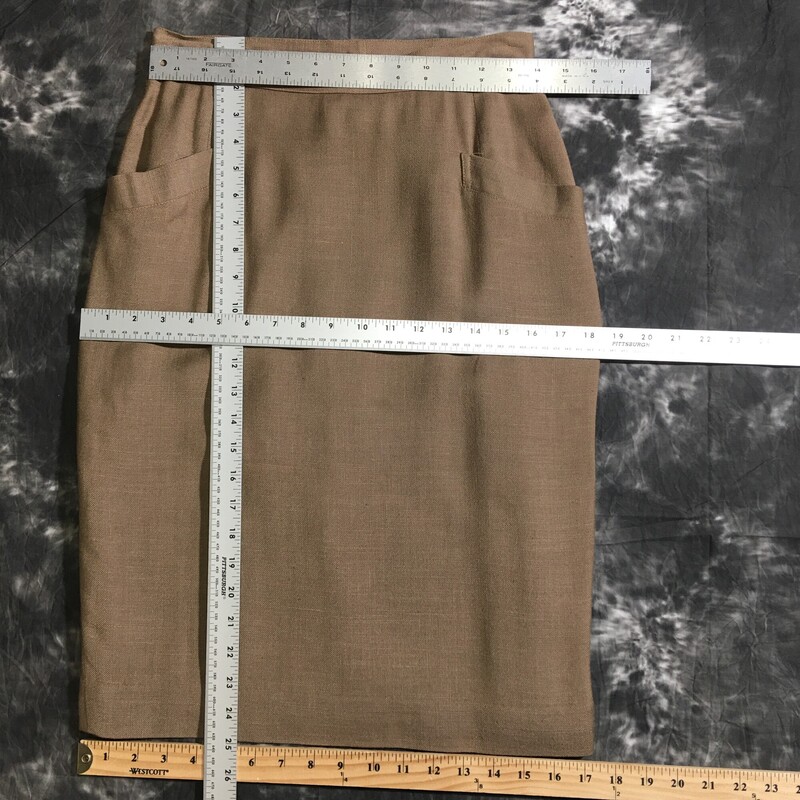 110-167 Michelle Stuart, Brown, Size: 10 brown below the knee skirt w/ front pockets 100% Viscose  good