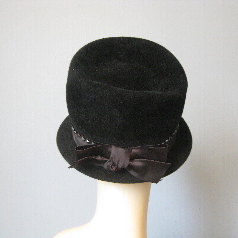 Vtg SHer Aton Velvet, Black, Size: 22

This simple tall crowned black hat is made of wool velour.   It has a blck satin ribbon and a line of jet beads around the crown.  Made in Italy forSheraton
Excellent condition..  It's marked size 22.5 but the the inner hat band measures 21 around

thanks for looking1
#57410