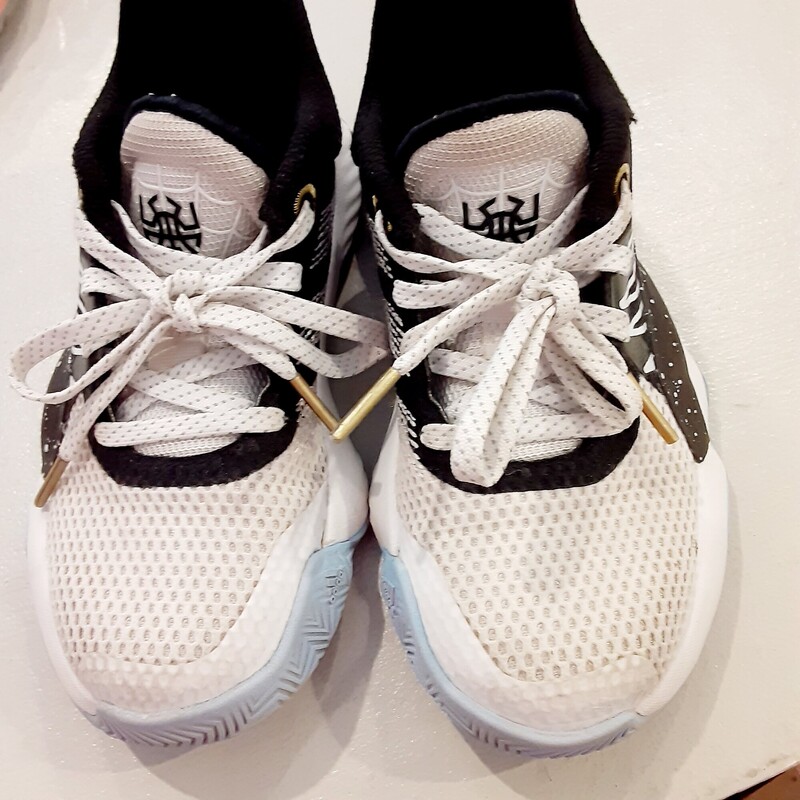 *Adidas Sneaker, Size: 10.5