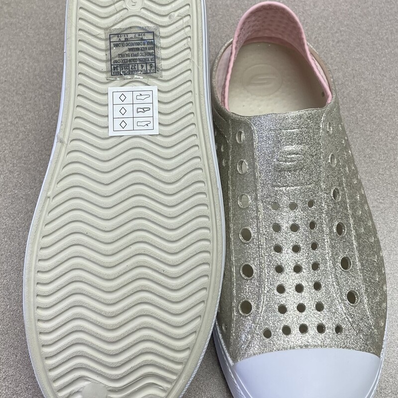 Skechers Slip On Sneakers, Gold, Size: 5Y<br />
NEW