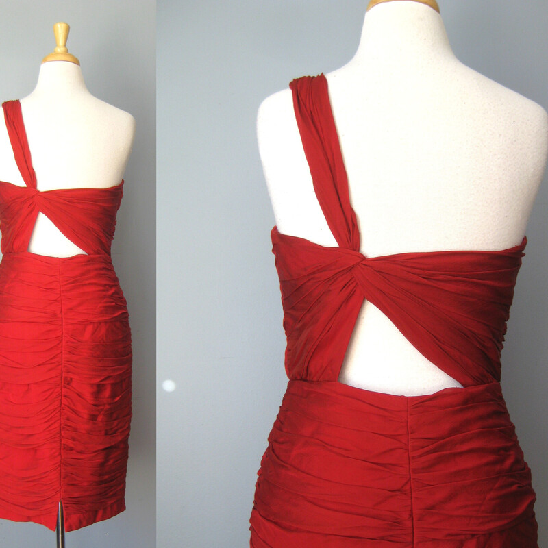 Carmen Valvo Silk Bandge, Red, Size: 6
You will have them in the palm of your hand whether you are coming or going in this killer designer cocktail dress in deep red silk.
It's tight
It's FLIRTING with 'too much' in terms of skin showing but it's definitely on the right side of the line

Beause it's not shiny (the silk is matte) or bright (the red is deep, almost brick red with no brown in it) or too short (probably below the knee on most women) and it's so beautifully executed that it gives luxe, daring but not tacky.
So pour yourself in, stand up straight and work it!

By Carmen Marc Valvo

100% silk.
Fully lined
NO stretch.
The bodice has a bit of boning
Center back zipper

Marked size 6, but might fit smaller at the bust
Armpit to armpit: 17.75
Waist: 14.75
Hip: 18.5
Length: 39

Like new condition.

Thanks for looking!
#54808