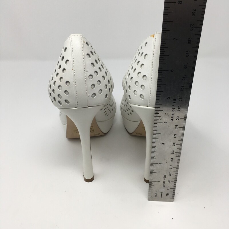 119-021Platform Heel, White, Size: Size  6 BCBG