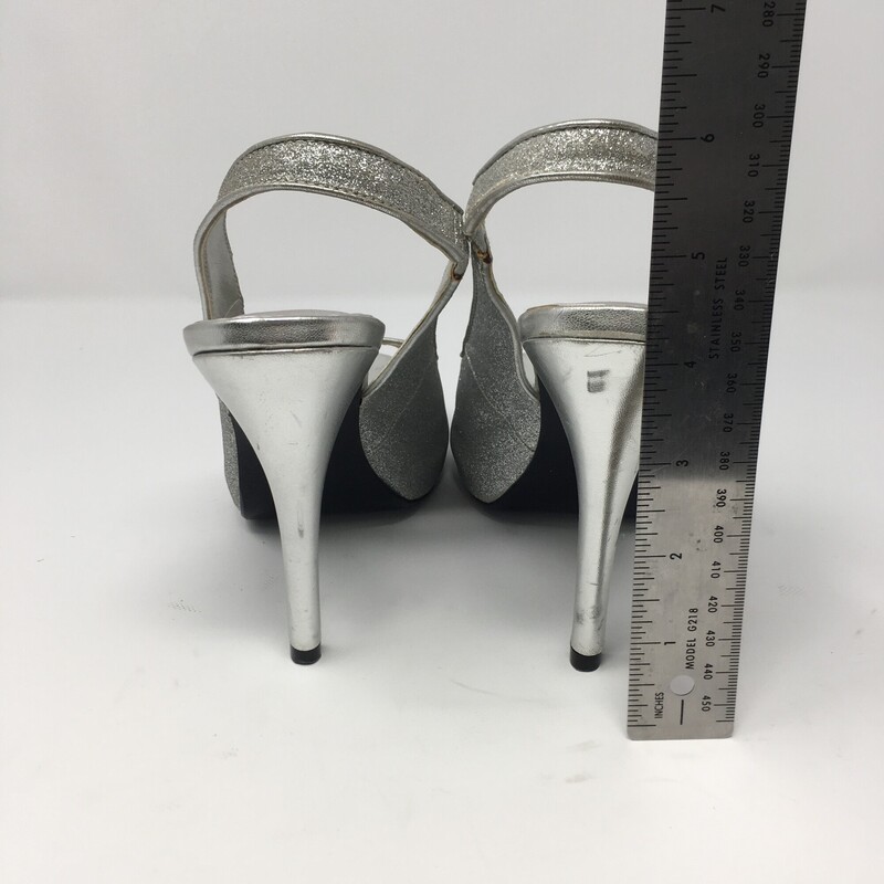 122-001 Lulu Townsend, Silver, Size: 8
Silver glittery high heels