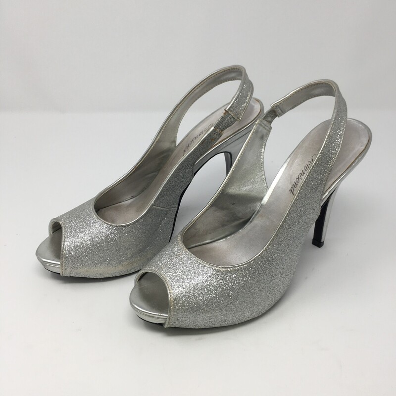 122-001 Lulu Townsend, Silver, Size: 8<br />
Silver glittery high heels