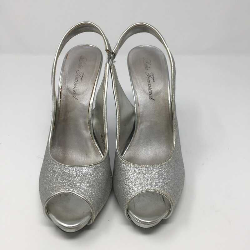122-001 Lulu Townsend, Silver, Size: 8
Silver glittery high heels