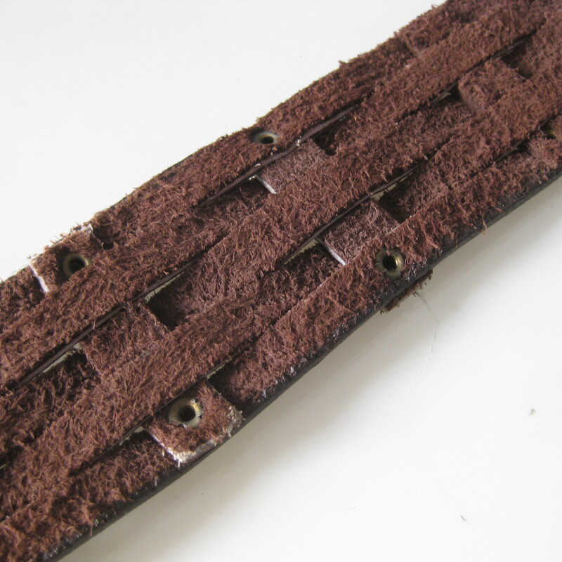 V Vtg Suede & Brass Belt, Brown, Size: None
Cool leather belt of strips of rawhide brown leather woven together and joined by brass studs.
The buckle slides along the length (doesn't have a prong) and is made of hammered and antiqued brass.
Gives middle ages!


Length: 36
Width: just under 2

no marks

thanks for looking!
#963
