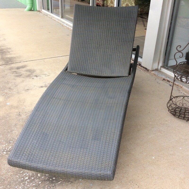 This is a very nice Frontgate outdoor lounge Chair. The legs can fold flat and there are 3 different ways to sit up.