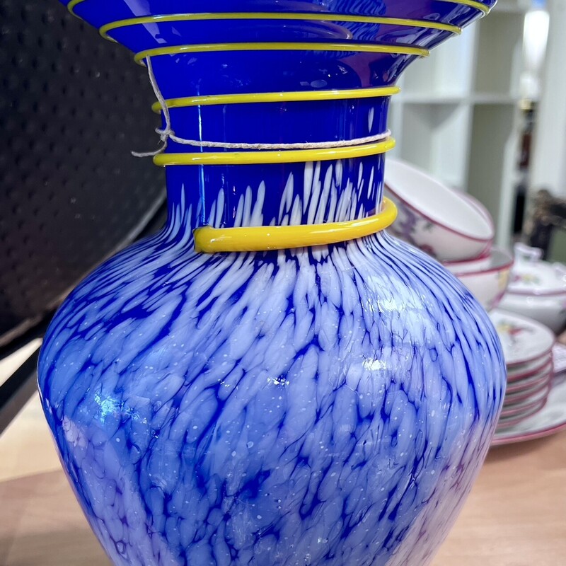 Vase Handblown
Size: 7x10