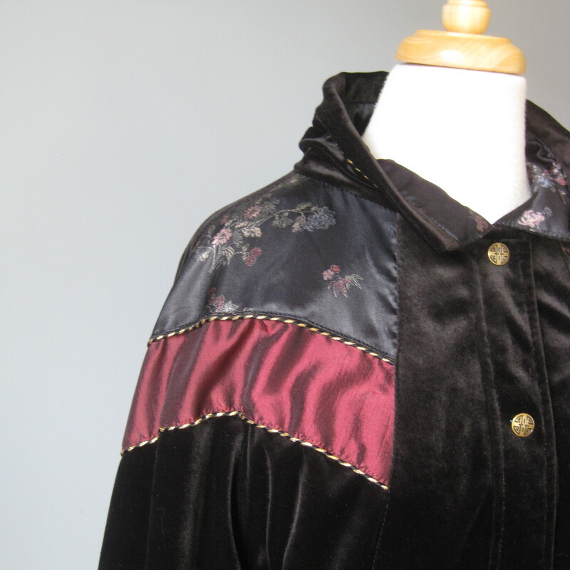 Vtg Velvet And Tapestry, Blk, Size: XL<br />
This is a reversible bomber from the 1980s by CS Signature<br />
One side it's black velvet with some satin insets<br />
One the other its crinkly parachute fabric.<br />
snap front and pockets on both sides<br />
sweater like cuffs and bottom edge.<br />
Pretty warm with the double layers of fabric.<br />
excellent condition<br />
<br />
Flat Measurements:<br />
Armpit to Armpit: 23<br />
Length:  30<br />
Underarm sleeve seam: 19<br />
Width at hem: 19.75<br />
<br />
excellent condition!<br />
<br />
Thanks for looking!<br />
#42947