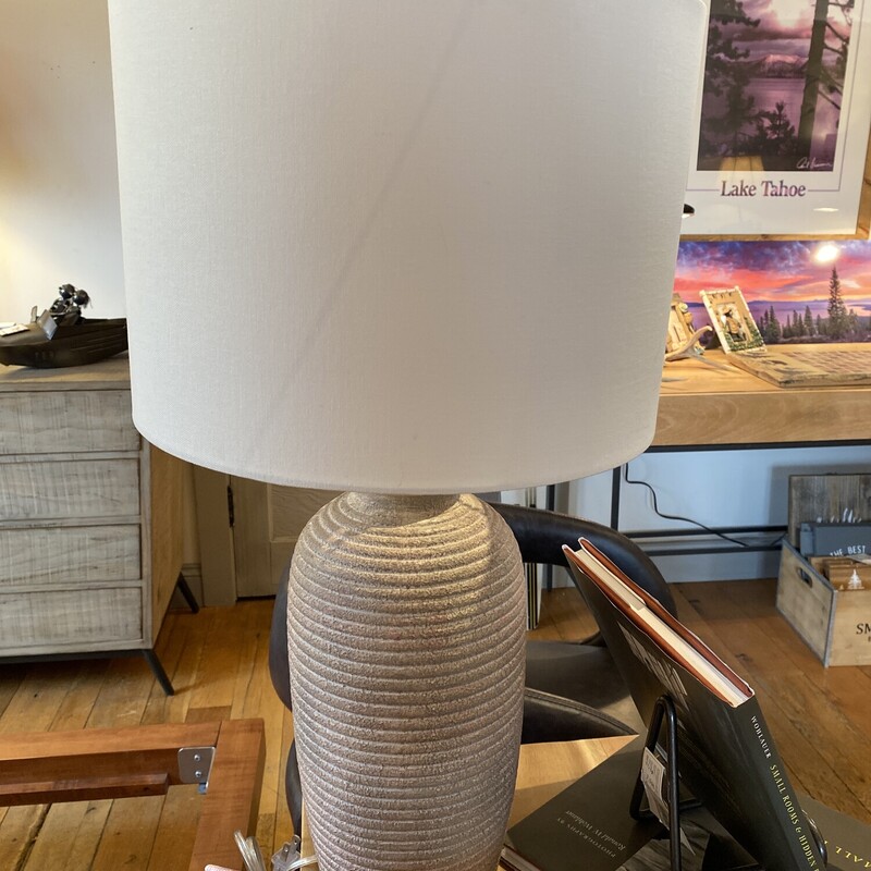 Tan Ceramic Lamp

Size: 27Hx14W