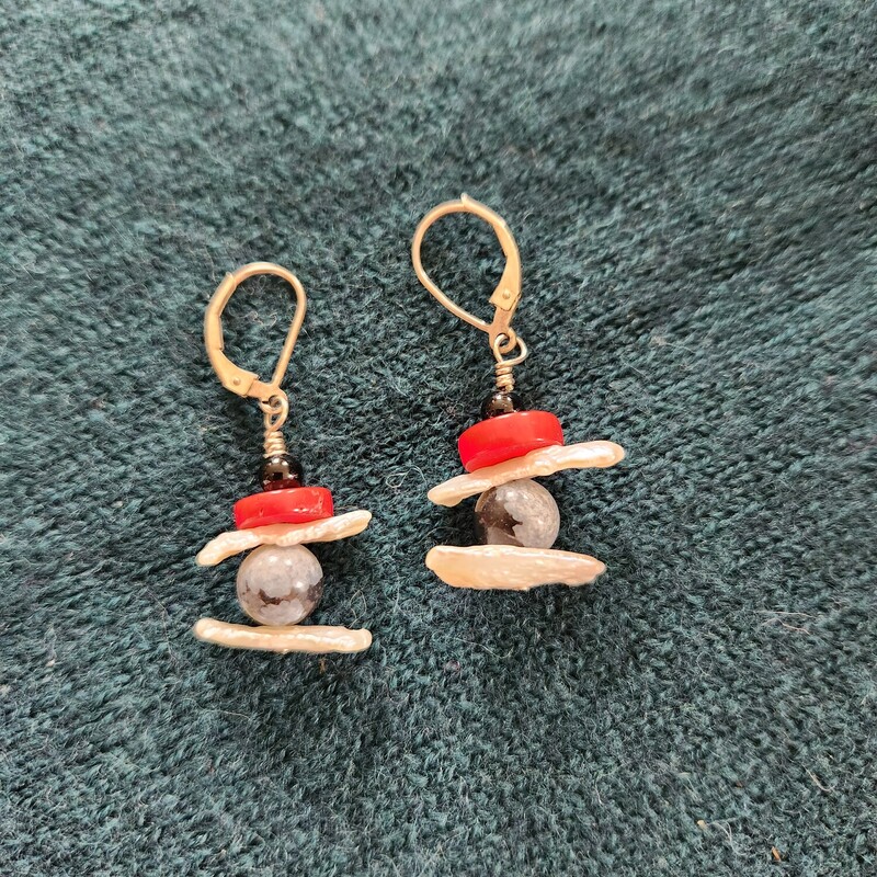 LOCAL MADE EARRINGS FRESHWATER PEARLS, STONE AND BEAD
these pieces are from an estate.  I am classifying all pieces as Jewelry Vintage