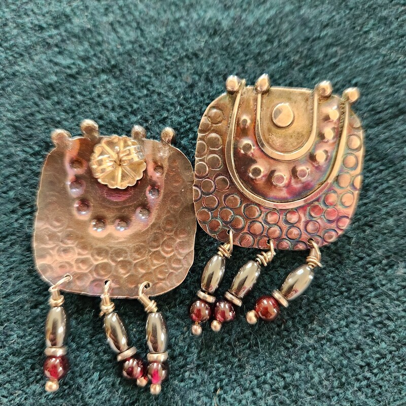 REPURPOSED METAL EARRINGS, MULTI, Size: 1.25X1.25
these pieces are from an estate.  I am classifying all pieces as Jewelry Vintage