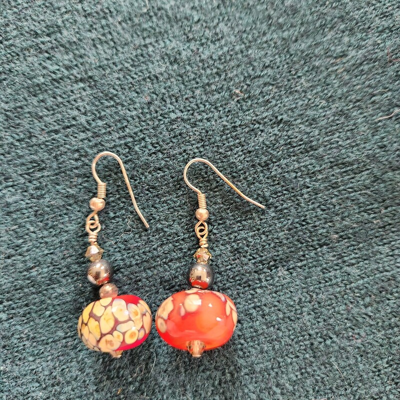 GLASS EARRING, Red, Size: 1.25 INCH
these pieces are from an estate.  I am classifying all pieces as Jewelry Vintage