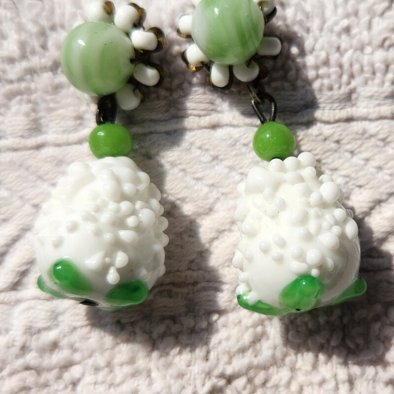 MIRIAM HASKELL EARRINGS HANDBLOWN GREEN AND WHITE GLASS
these pieces are from an estate.  I am classifying all pieces as Jewelry Vintage