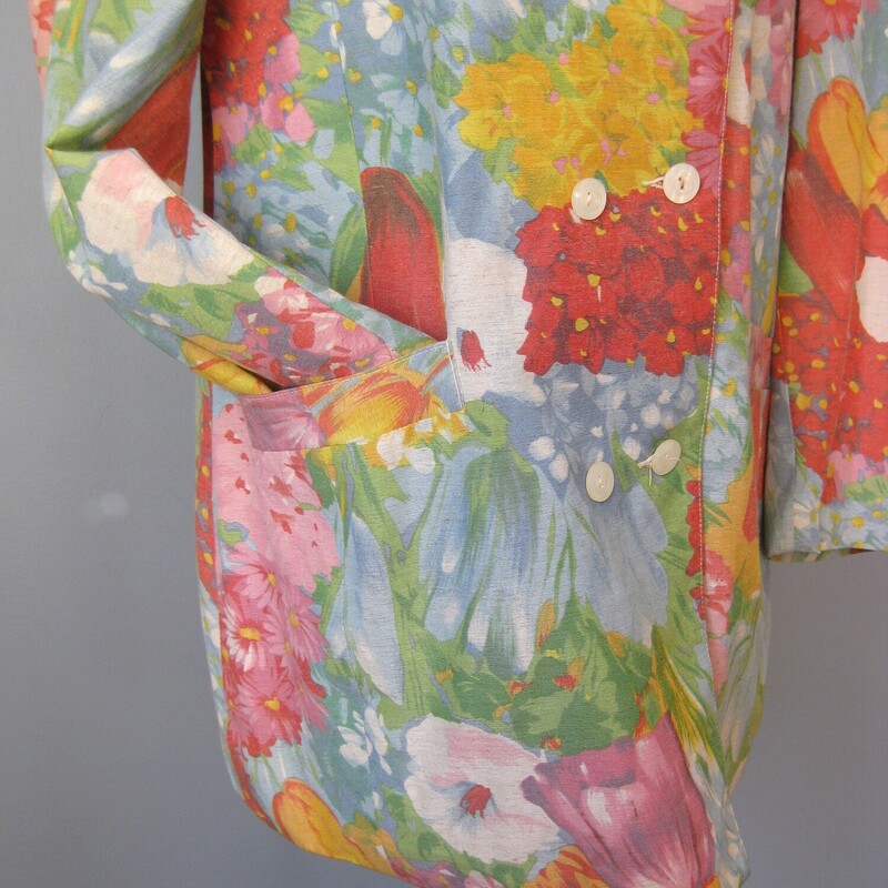 High quality collarless linen and viscose blend blazer in a beautiful floral print featuring large tulips and other spring flowers in rich but not loud oranges and blues
Double breasted with white buttons
Useful pockets
Fully lined built in shoulder pads
100% cotton
Made in Germany

Flat measurements:
shoulder to shoulder: 17.75
armpit to armpit: 22
waist : 20  (not fitted here)
hip: 22
length: 32.75
underarm sleeve seam: 16

thanks for looking!
#59079