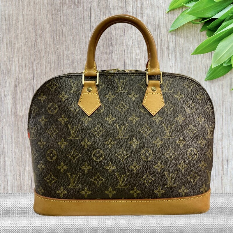 Louis Vuitton
ALMA PM
comes with certificate of Authenticity
A timeless House icon, the Alma PM handbag is ideal for every day. Its structured lines recall the Art Deco original, introduced in 1934 and named for the Alma Bridge in Paris. Crafted from Monogram canvas, with hand-stitched Toron handles, natural cowhide trim and high-shine golden hardware, this signature model always looks elegant, carried by hand or on the elbow.
12.6 x 9.8 x 6.3 inches
(length x Height x Width)
Monogram coated canvas
Smooth cowhide-leather trim
Textile lining
Gold-color hardware
Double zip closure
Inside flat pocket
Handle:Double
In great condition, interior is spotless, leather trim has minor signs of wear, the coated canvas has no flaw and in excellent condition.