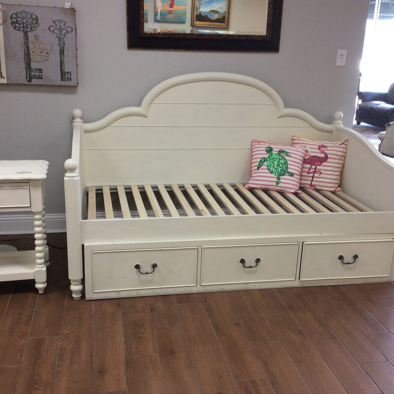 This is a very nice white, chalk painted Daybed. This day bed has 3 drawer storage.