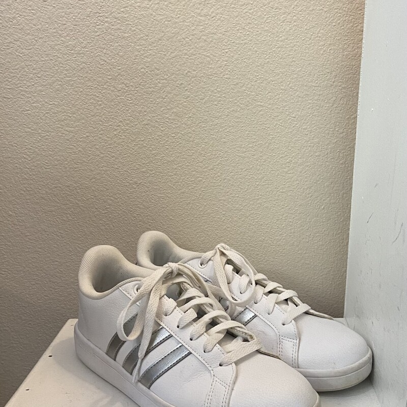 EUC Wht/silver Sneakers