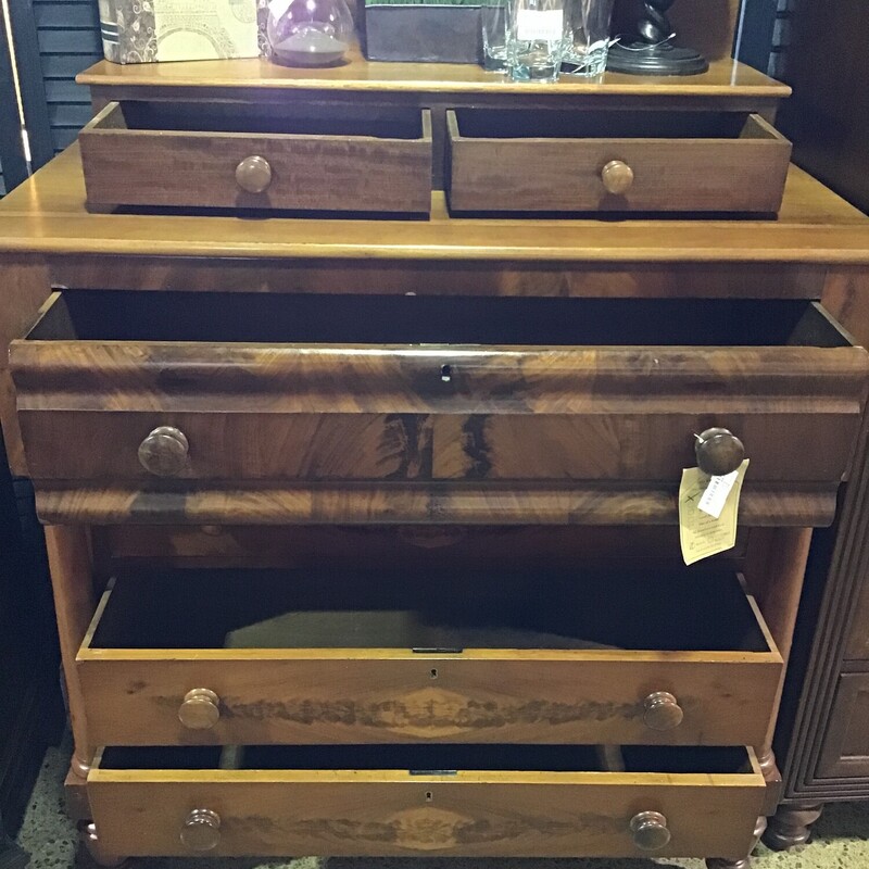 6 Drawer Empire Dresser<br />
Beautiful Antique<br />
Flame mahogany<br />
2 small drawers<br />
1 deep drawer<br />
3 regular drawers<br />
Front pillars Caster wheels<br />
<br />
Dimensions: 44x24x56