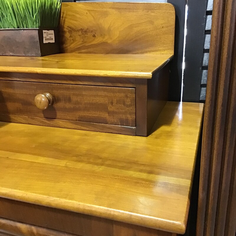 6 Drawer Empire Dresser<br />
Beautiful Antique<br />
Flame mahogany<br />
2 small drawers<br />
1 deep drawer<br />
3 regular drawers<br />
Front pillars Caster wheels<br />
<br />
Dimensions: 44x24x56