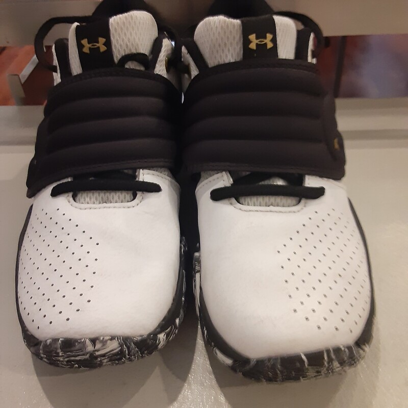 *Under Armor Sneaker, Size: 5 Youth