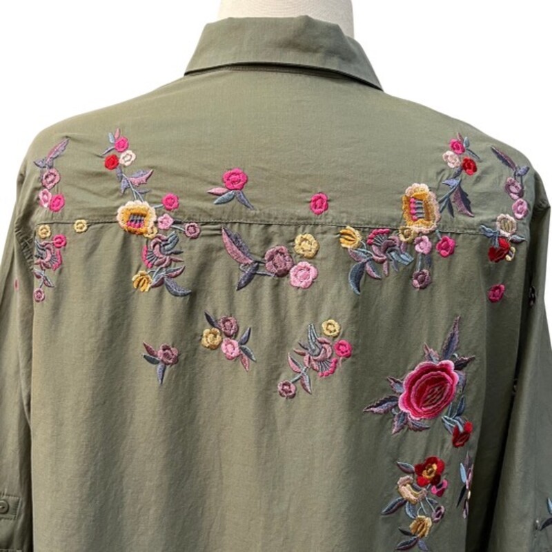 Zara Woman Embroidered Floral Blouse<br />
Roll-Tadb Sleeves<br />
75% Viscose 25% Polyester<br />
Sage Green<br />
Size: XSmall