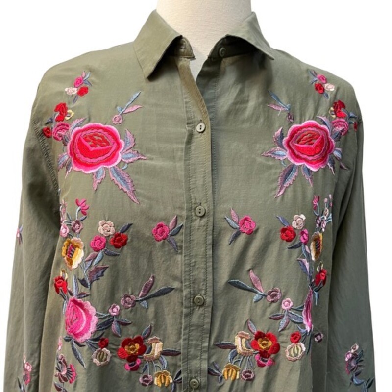 Zara Woman Embroidered Floral Blouse<br />
Roll-Tadb Sleeves<br />
75% Viscose 25% Polyester<br />
Sage Green<br />
Size: XSmall