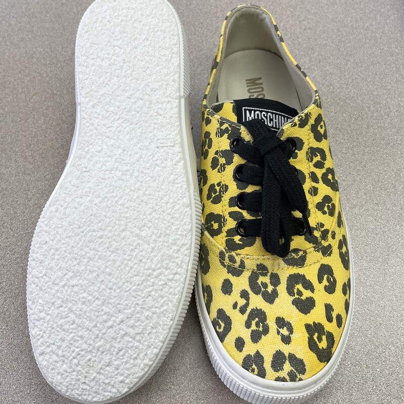 Moschino Floral Shoe, Yellow, Size: 1Y<br />
NEW WITH TAGS