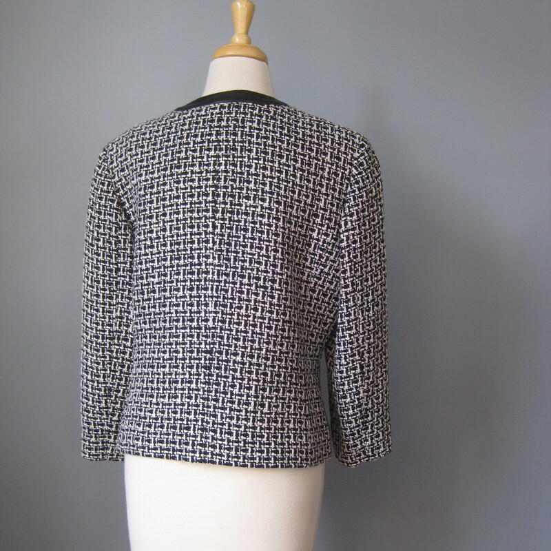 Pendleton Collarless, B/W, Size: 12<br />
<br />
Here's a smart plaid jacket from Pendleton.<br />
This one is black and white silk rayon blend with working pockets, leather trim at the neckline and pockets and nice square plastic buttons<br />
95% silk, 5% rayon<br />
Fully lined with a silky print fabric.<br />
Excellent condition.<br />
Marked size 12<br />
<br />
Flat measurements, please double where appropriate:<br />
<br />
Shoulder to shoulder: 16.5<br />
Armpit to armpit: 21<br />
Width at hem: 21 1/2<br />
Underarm sleeve seam length: 12.5  These will reach to mid forearm.<br />
Overall length: 22<br />
<br />
Thank you for looking!<br />
#52580