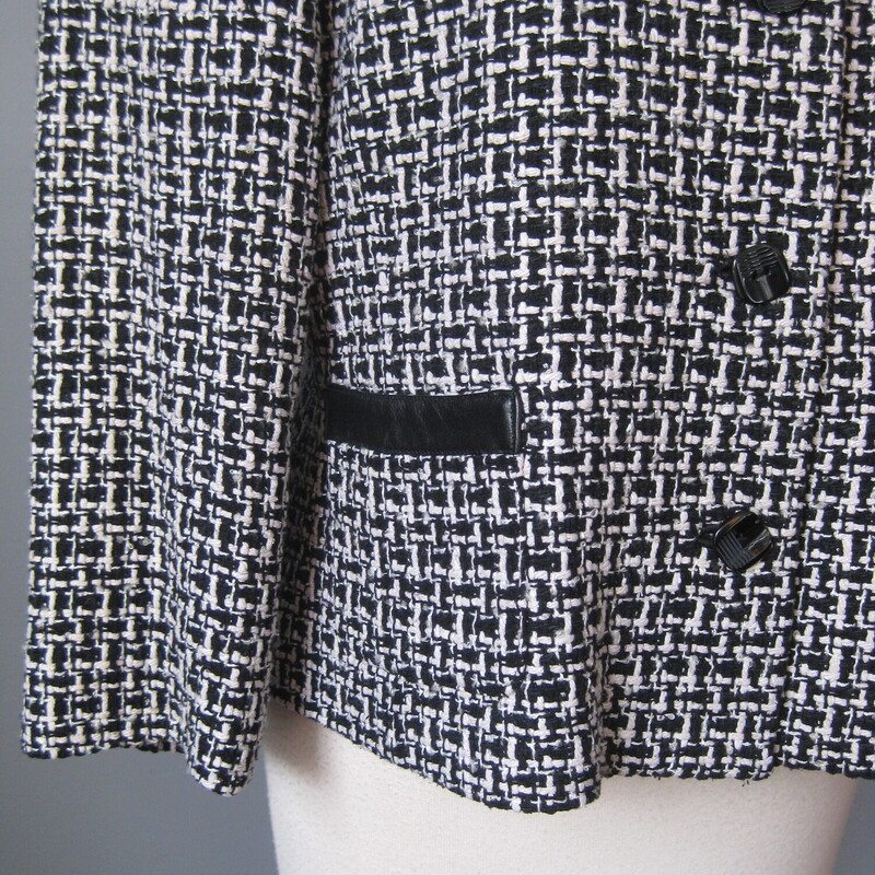 Pendleton Collarless, B/W, Size: 12<br />
<br />
Here's a smart plaid jacket from Pendleton.<br />
This one is black and white silk rayon blend with working pockets, leather trim at the neckline and pockets and nice square plastic buttons<br />
95% silk, 5% rayon<br />
Fully lined with a silky print fabric.<br />
Excellent condition.<br />
Marked size 12<br />
<br />
Flat measurements, please double where appropriate:<br />
<br />
Shoulder to shoulder: 16.5<br />
Armpit to armpit: 21<br />
Width at hem: 21 1/2<br />
Underarm sleeve seam length: 12.5  These will reach to mid forearm.<br />
Overall length: 22<br />
<br />
Thank you for looking!<br />
#52580