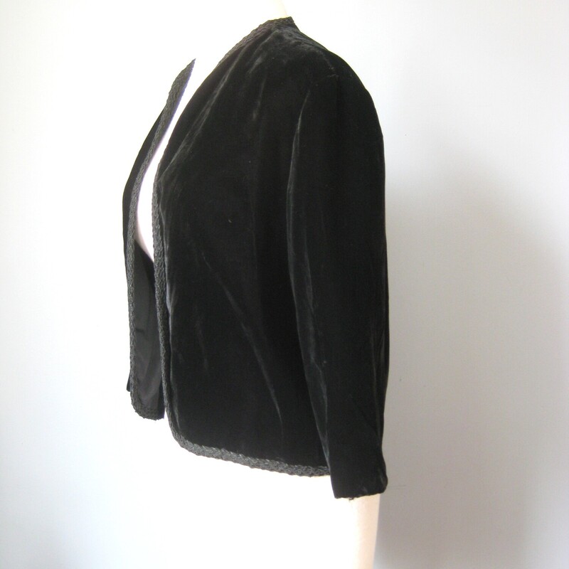 Vtg Vanette Velvet, Black, Size: Medium<br />
Super simple vintage 1950s cropped velvet jacket.<br />
Black rayon with braid trim<br />
no closures<br />
It's a nice litte piece to have in the wardrobe and it's in excellent condition!<br />
Here are the flat measurements, please double where appropriate.<br />
armpit to armpit: 20<br />
Length: 20<br />
<br />
<br />
Thanks for looking!<br />
#57376