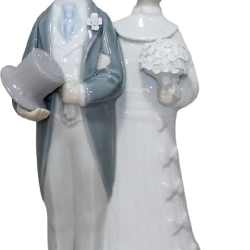 Lladro Bride And Groom
White, Pink and Blue
Size: 4x8H