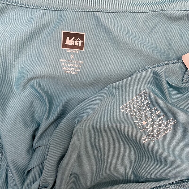 REI Smocked Zip Jacket<br />
Seafoam<br />
Size: Small<br />
<br />
Goes well with the REI active top!