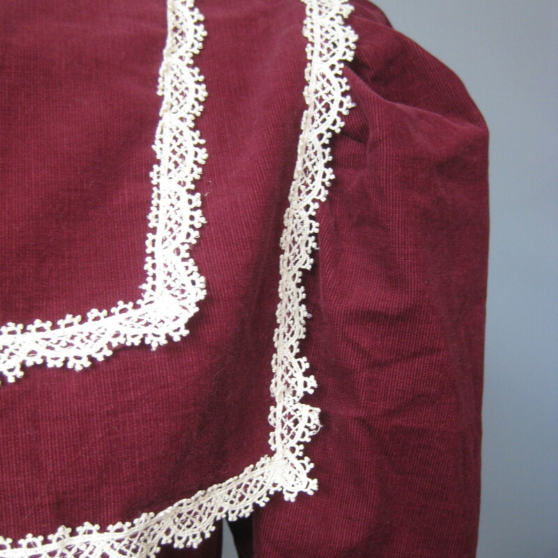 Vtg Gunne Sax Cord, Burgundy, Size: Vtg 7
This pretty Gunnie Sax by Jessica jumpsuit is done in a burgundy baby corduroy.
100% cotton no stretch
Made in the USA
It has a cape or bib style collar trimmed with lace
pockets on each side
zipper in the back
Shoulder pads and puffy sleeves
Unlined

Marked size 7
Here are the flat measurements
Shoulder to shoulder: 14.5
Armpit to Armpit: 17
waist: 13.5
hips: 21
Rise: aprox.  31 (measured from collar seam to crotch seam)
inseam: 28.25

Excellent condition! no flaws!  lace is mellow but even, it was probably a lighter cream when it was brand new
thanks for looking!
#59445