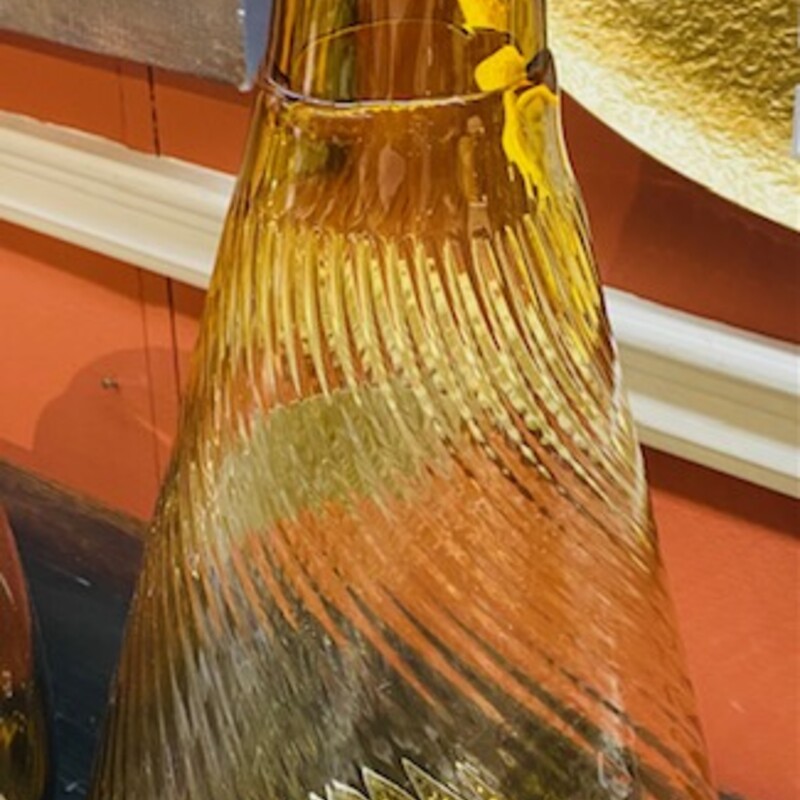 Swirled Glass Vase
Amber Size: 7.5 x 16H
