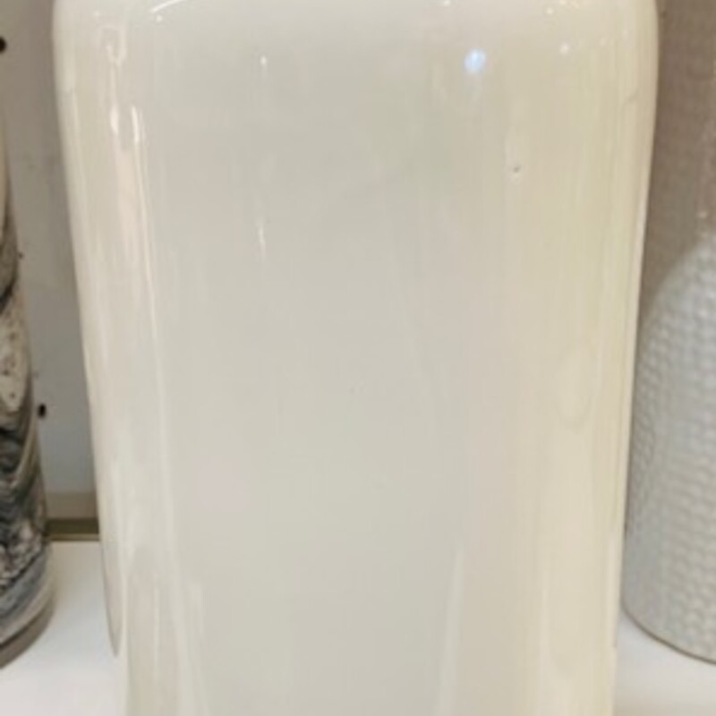 Ceramic Vase with Hammered Bottom Border
White Gold Size: 5 x 13H