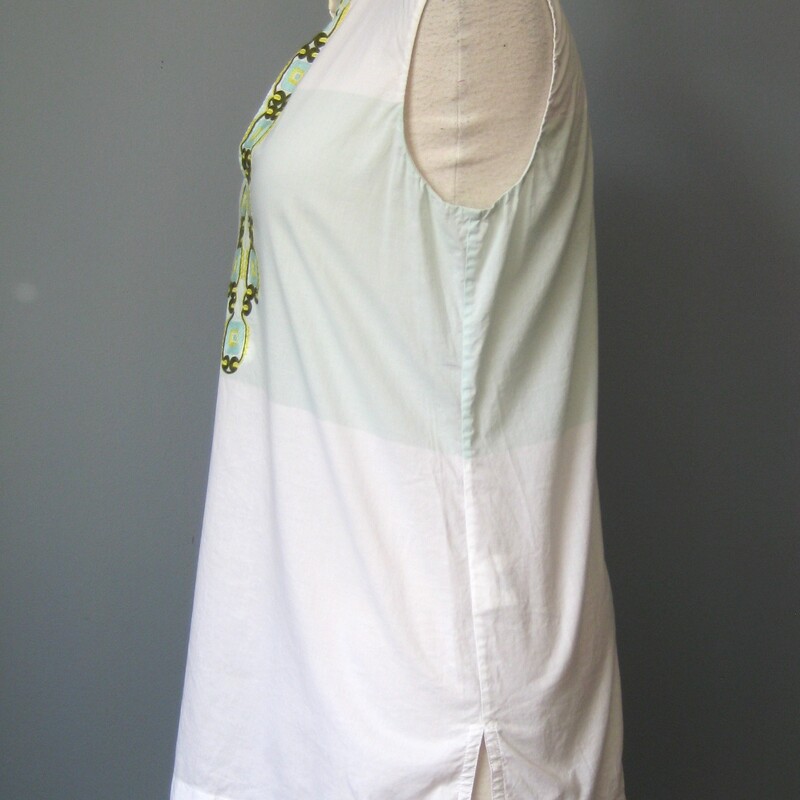 Tory Burch Embrd Tank, White, Size: 4<br />
This high end top is completely sold out at $87 on sites like Neiman Marcus.<br />
Here is a gently pre-owned version of it in size 4<br />
by Tory Burch this isla collins cotton shirt has subtly colored chain stitch embroidered, a very pale wide green band woven into the body, a flattering v-neck. and little slits at the sides<br />
100% cotton<br />
flat measurements:<br />
armpit to armpit: 20<br />
width:22<br />
length: 26.75<br />
slits: 4.25<br />
<br />
Excellent condition, no flaws!<br />
<br />
thanks for looking!<br />
#60600
