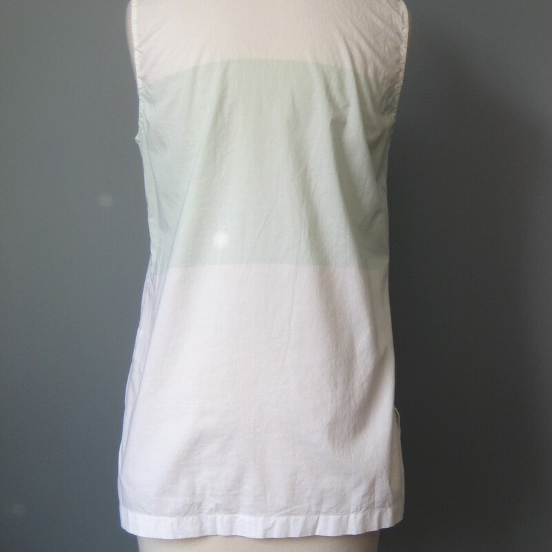 Tory Burch Embrd Tank, White, Size: 4<br />
This high end top is completely sold out at $87 on sites like Neiman Marcus.<br />
Here is a gently pre-owned version of it in size 4<br />
by Tory Burch this isla collins cotton shirt has subtly colored chain stitch embroidered, a very pale wide green band woven into the body, a flattering v-neck. and little slits at the sides<br />
100% cotton<br />
flat measurements:<br />
armpit to armpit: 20<br />
width:22<br />
length: 26.75<br />
slits: 4.25<br />
<br />
Excellent condition, no flaws!<br />
<br />
thanks for looking!<br />
#60600