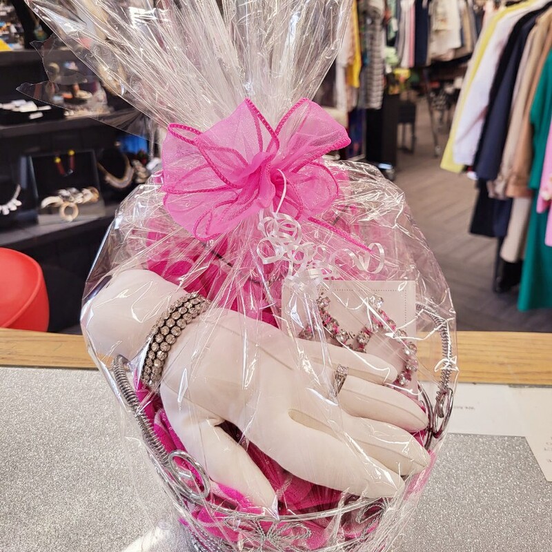 This Band New $115 Value Gift Basket in Pink & White has been beautifully arranged with New items from DeJaVu.
Ring Size: 9
Stella & Dot Earrings
Leather Rope Pink Necklace
Pink & White Dot Scarf
Stretch Rhinestone Bracelet
Fabric Glove ring displayer!