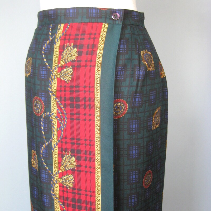 Vtg Talbots Silk Wrap, Green, Size: 10<br />
Silk twill wrap skirt by Talbots with a beautifully ornate baroque print.<br />
the base is a kind of black watch plaid and the borders are red plaid with gold ropes and tassels.<br />
<br />
Perfect condition.<br />
<br />
It's marked size 10, which will work for a modern size 10, 6 but pls use measurements below to be sure!<br />
Flat measurements:<br />
waist: 16<br />
Hip: 21.25<br />
Length: 34.25<br />
<br />
Thanks for looking.<br />
#54836