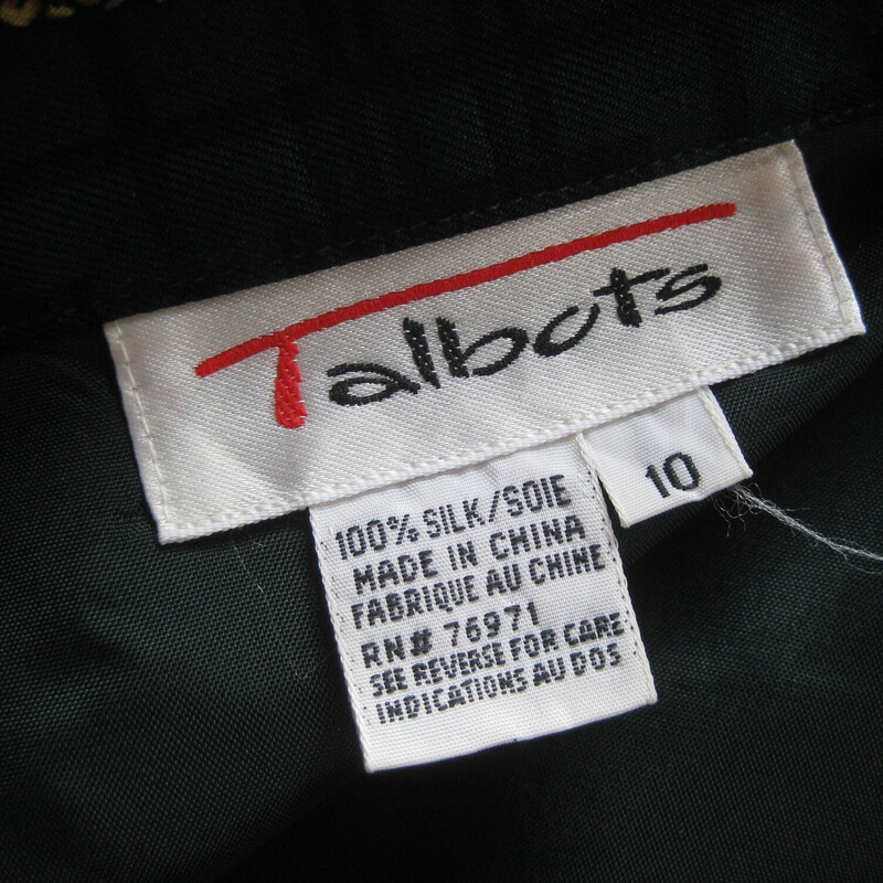 Vtg Talbots Silk Wrap, Green, Size: 10
Silk twill wrap skirt by Talbots with a beautifully ornate baroque print.
the base is a kind of black watch plaid and the borders are red plaid with gold ropes and tassels.

Perfect condition.

It's marked size 10, which will work for a modern size 10, 6 but pls use measurements below to be sure!
Flat measurements:
waist: 16
Hip: 21.25
Length: 34.25

Thanks for looking.
#54836