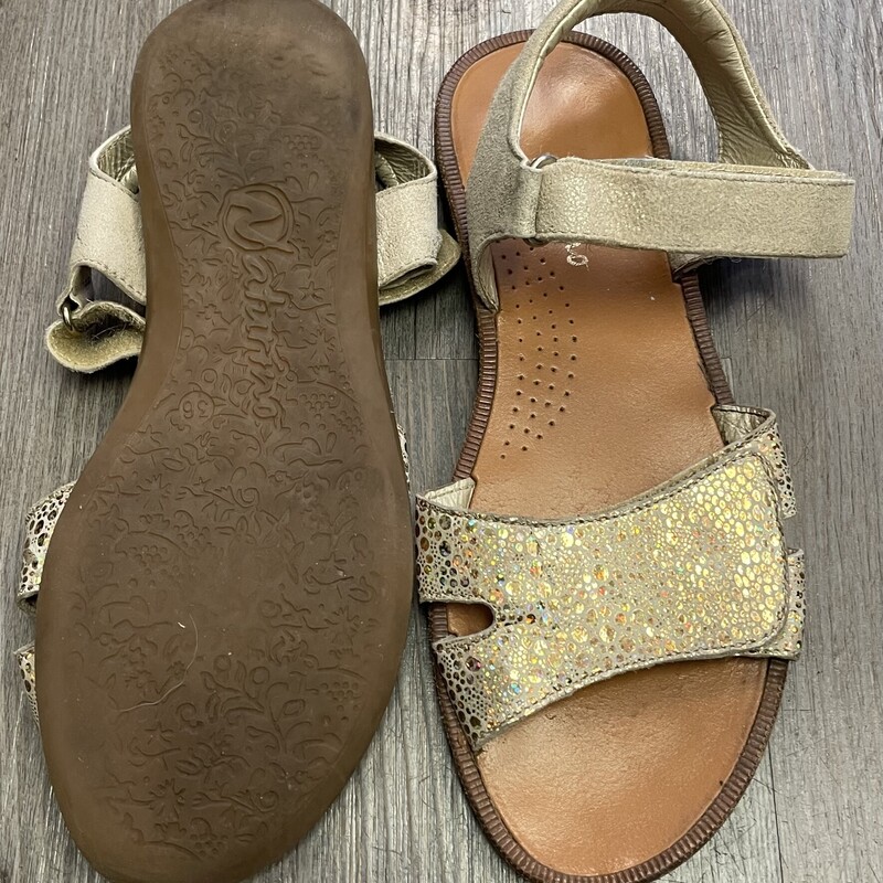 Naturino Sandals, Gold, Size: 6.5Y<br />
Original Size 37